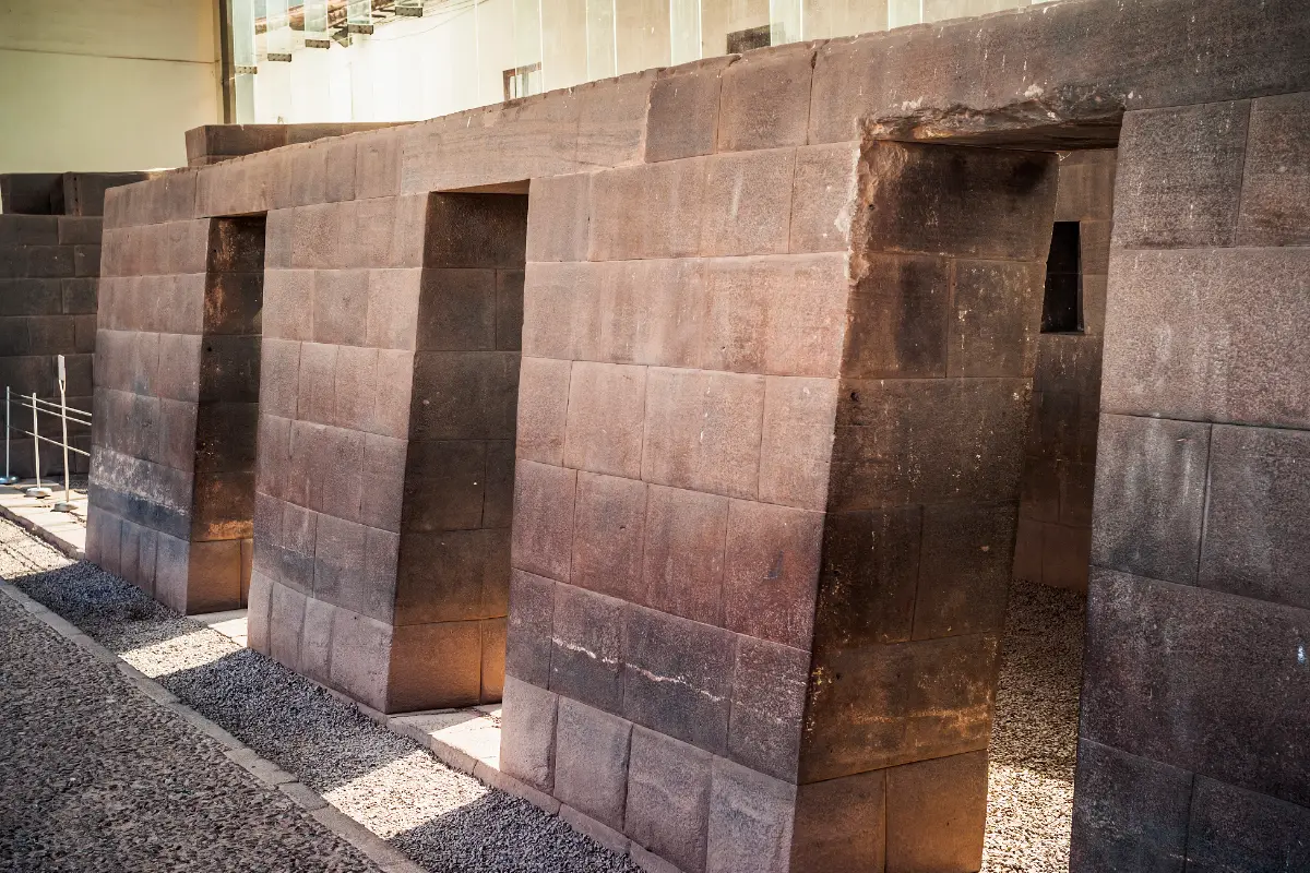 Tres accesos trapezoidales entre muros de piedra inca del Qorikancha, en Cusco