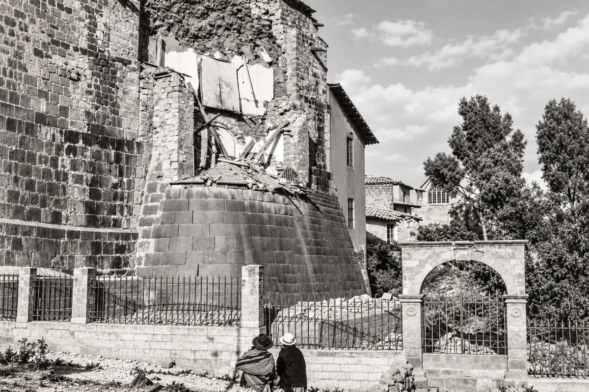 Iglesia de Santo Domingo con daños sobre los muros incas del Qorikancha tras el terremoto de 1950