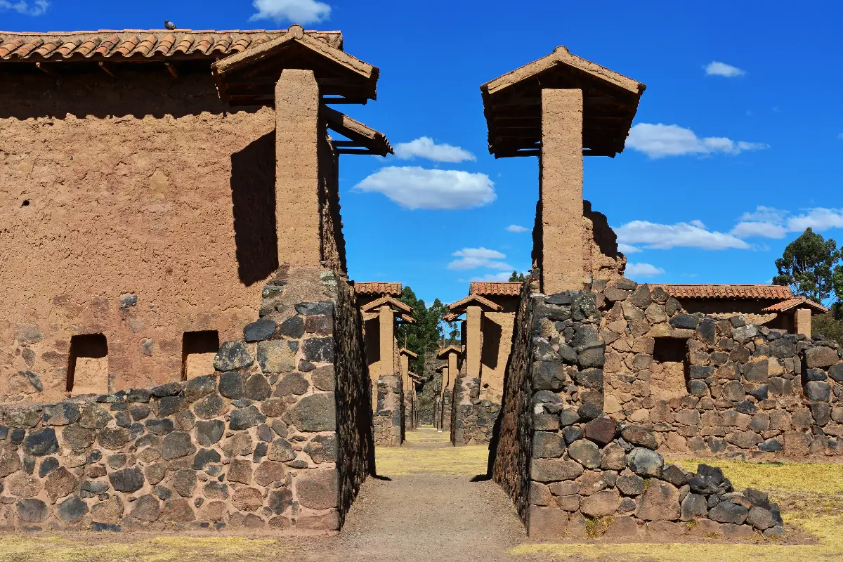 Pasajes internos de Raqchi | Trekero
