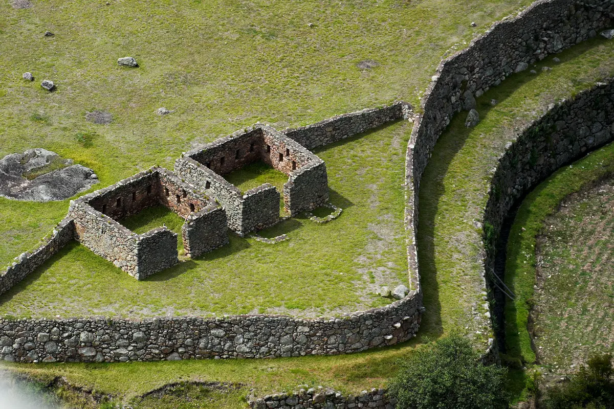 Dos recintos rectangulares de piedra en Patallacta junto a un muro de contención