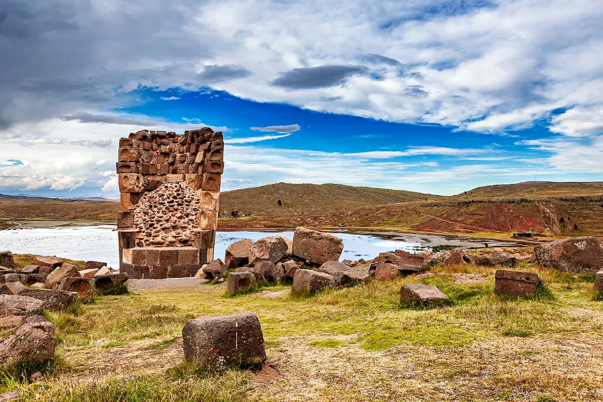 Restos de la Chullpa del Lagarto en Sillustani