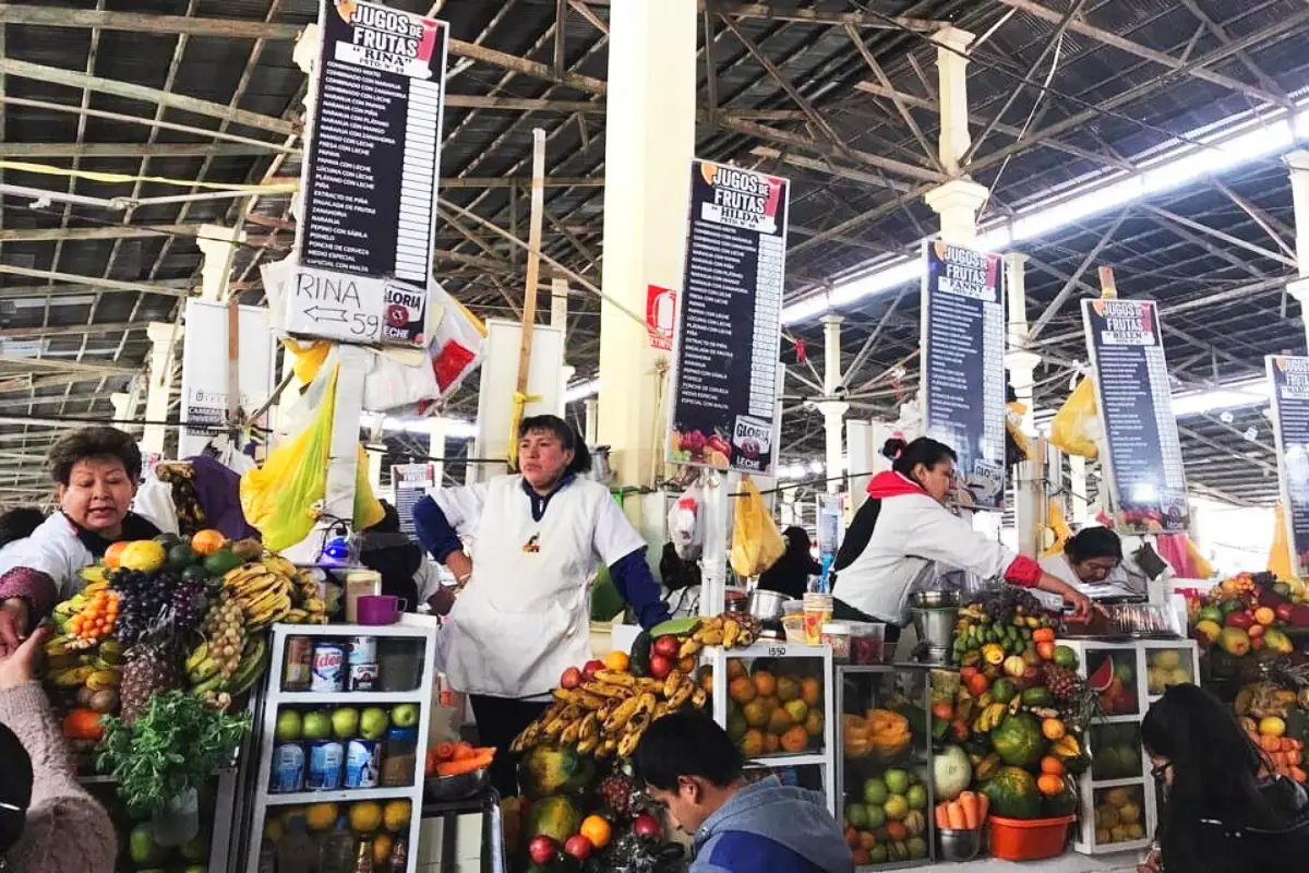 Sección jugos en el Mercado de San Pedro | Trekero