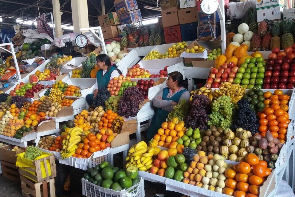 Sección frutas en el mercado de San Pedro