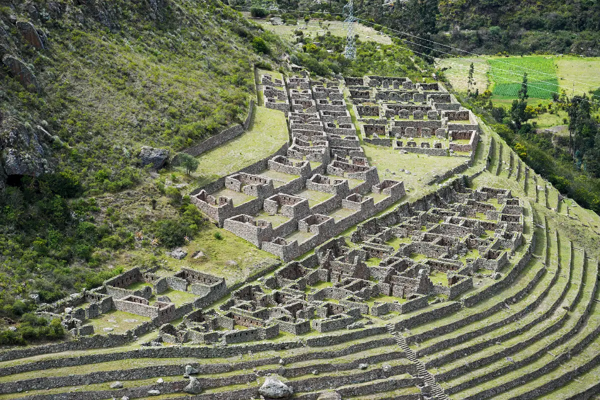 Conjuntos de recintos incas de Patallacta distribuidos sobre terrazas escalonadas