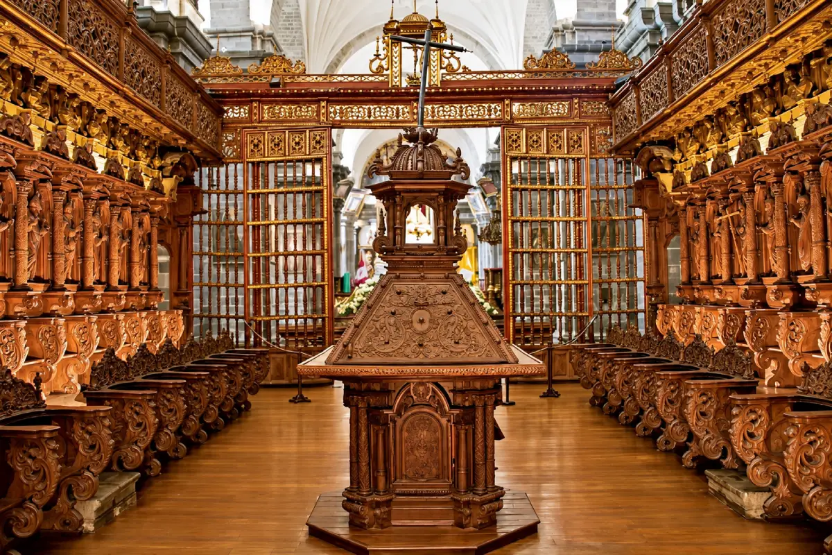 Sillería barroca del coro de la Catedral del Cusco, con tallas de santos en madera de cedro y un facistol monumental en el centro