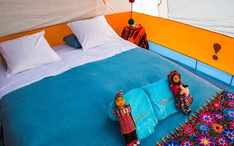 Carpa glamping con cama amplia y detalles de inspiración andina | Trekero