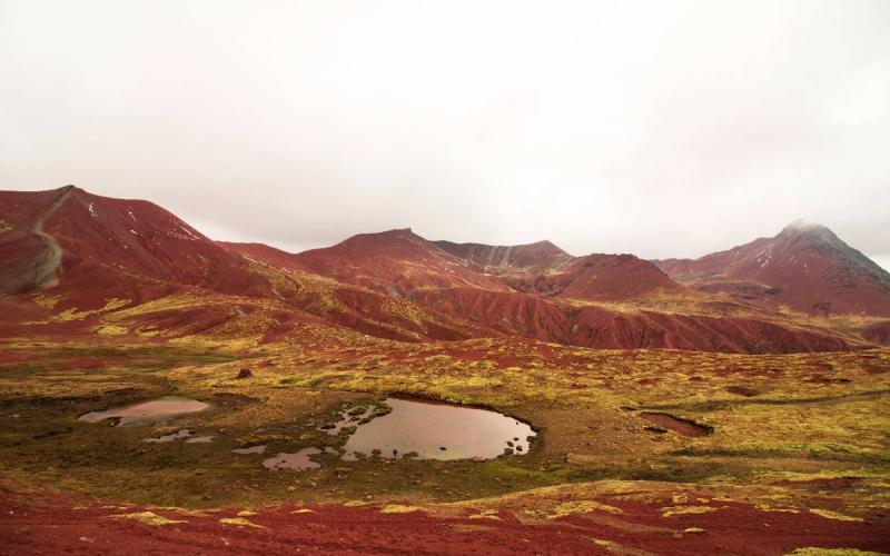 Lagunas del Valle Rojo bajo un cielo nublado | Trekero