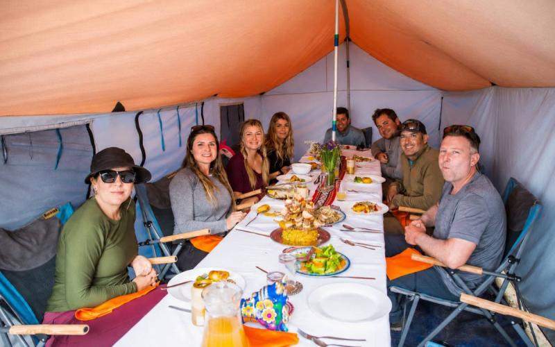 Comidas preparadas por chefs en el comedor privado del campamento | Trekero