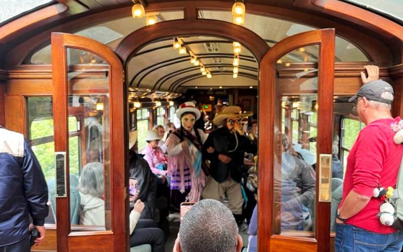 Entretenimiento durante el viaje en el Hiram Bingham | Trekero
