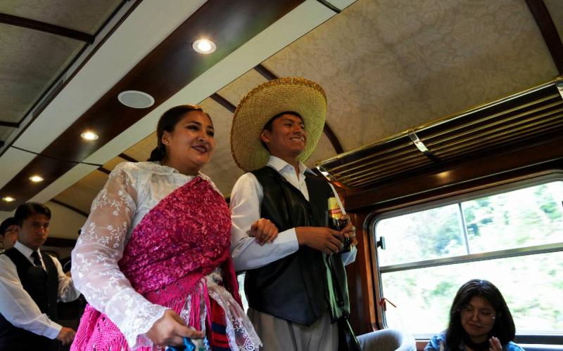 Danza tradicional a bordo del tren de lujo | Trekero