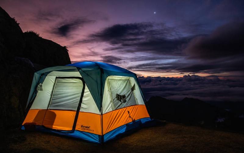 Noche de descanso en un campamento de montaña | Trekero