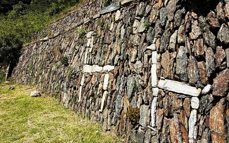 Andenes con figuras de llamas en Choquequirao | Trekero