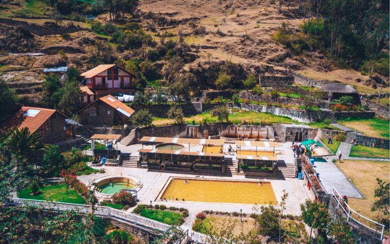 Aguas termales de Lares en medio de un entorno natural andino | Trekero