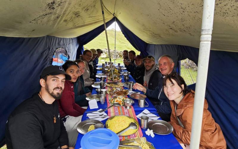 Almuerzo recién preparado para el grupo dentro de la carpa comedor | Trekero