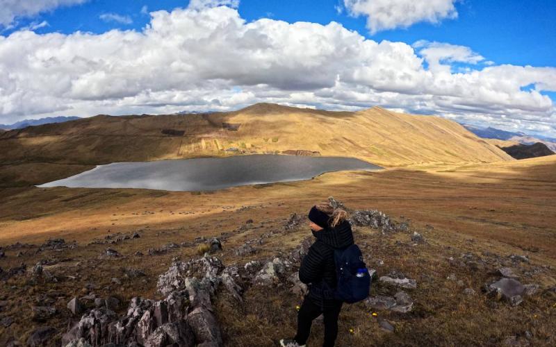 Laguna en la ruta a Huchuy Qosqo | Trekero