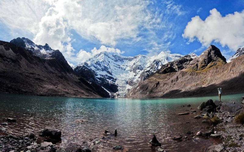 Laguna glaciar rodeada por los nevados de Ausangate | Trekero