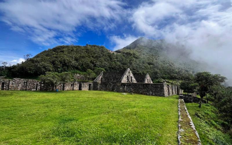 Plaza principal de Choquequirao entre la neblina | Trekero