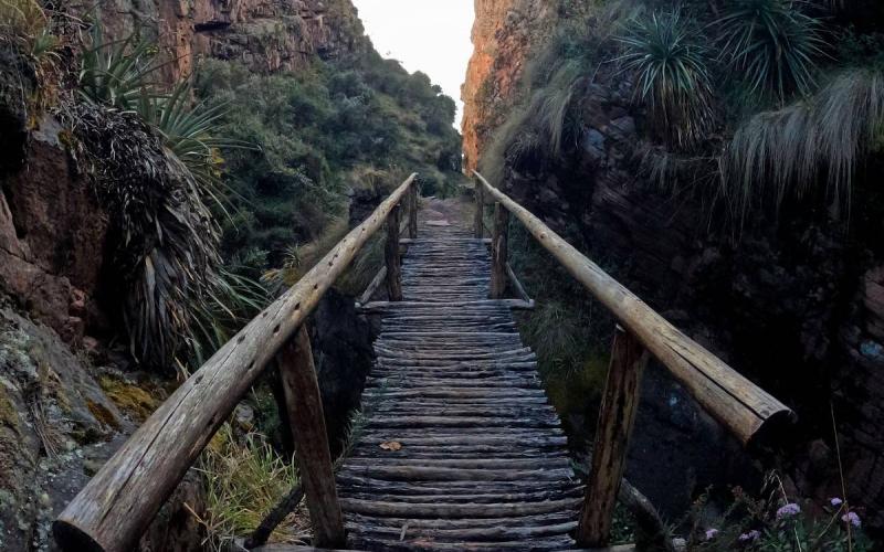 Puente en el camino a Huchuy Qosqo | Trekero