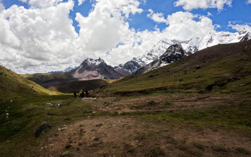 Senderistas recorriendo los paisajes de alta montaña de Ausangate | Trekero