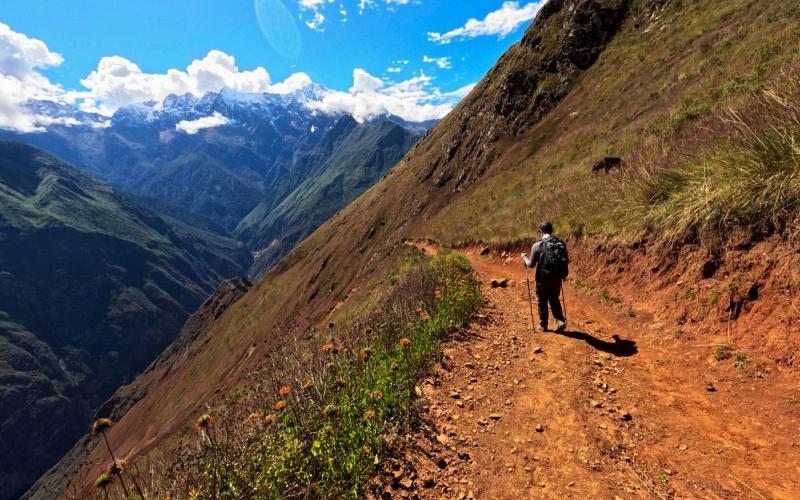 Sendero de montaña con vistas al Cañón del Apurímac | Trekero