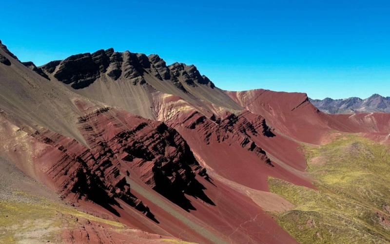 Paisajes montañosos y colores naturales del Valle Rojo | Trekero