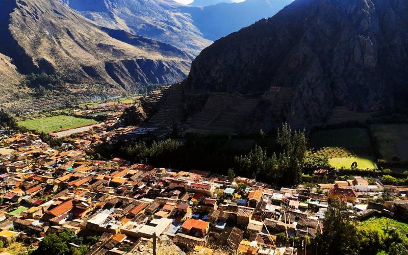 Vista panorámica de Ollantaytambo y el Valle Sagrado de los Incas | Trekero