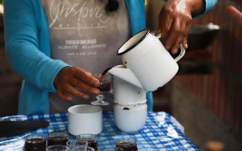 Café artesanal peruano servido recién hecho | Trekero