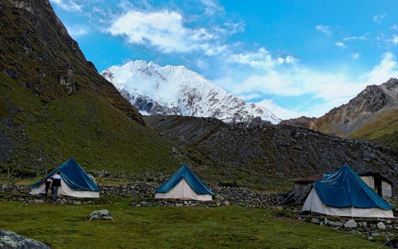 Campamento Salkantaypampa frente al nevado Salkantay | Trekero