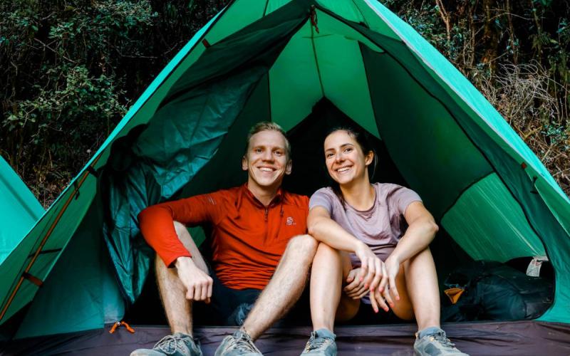 Viajeros descansando en su campamento | Trekero