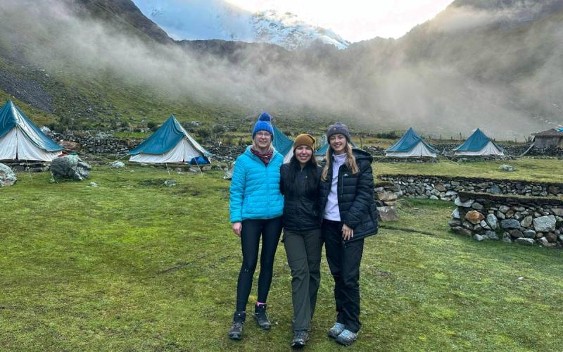 Campamento andino entre montañas de la ruta Salkantay | Trekero