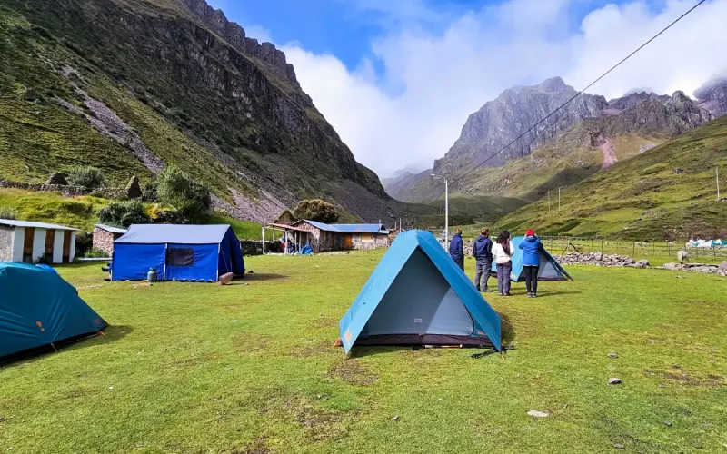 Campamento entre las montañas del Valle de Lares | Trekero