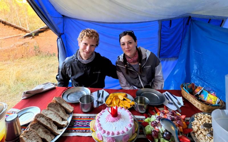 Desayuno de campamento en una carpa comedor | Trekero
