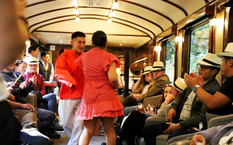 Espectáculo cultural durante el viaje en tren | Trekero
