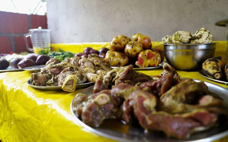 Carnes y tubérculos preparados para una pachamanca tradicional | Trekero
