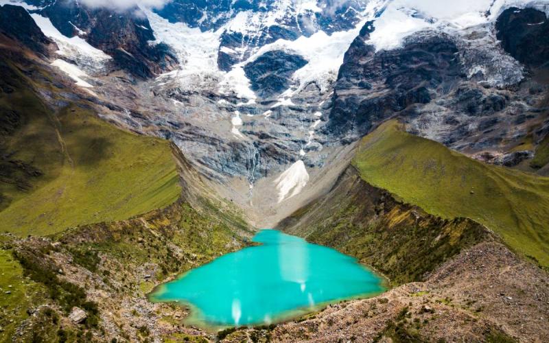 Laguna Humantay rodeada de montañas | Trekero