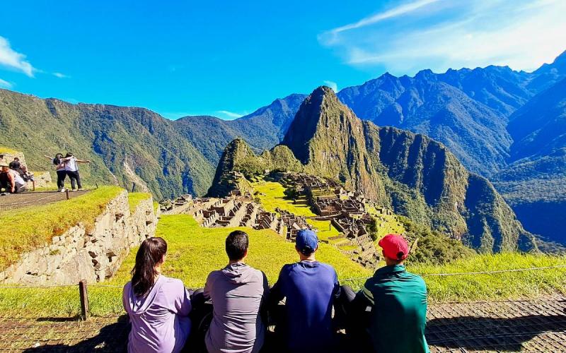 Machu Picchu rodeado por las montañas del valle del Urubamba | Trekero