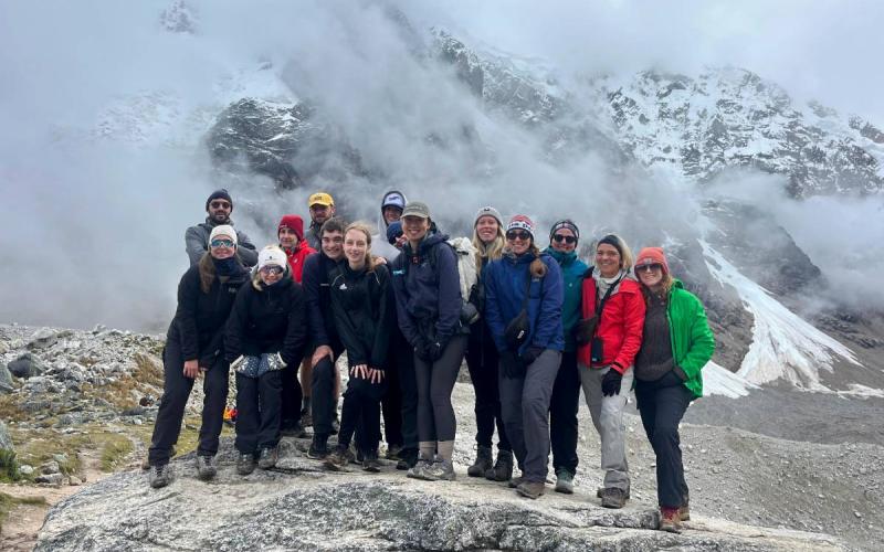 Paso de montaña entre nevados andinos | Trekero