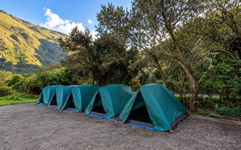 Campamento del Camino Inca entre montañas y bosques | Trekero