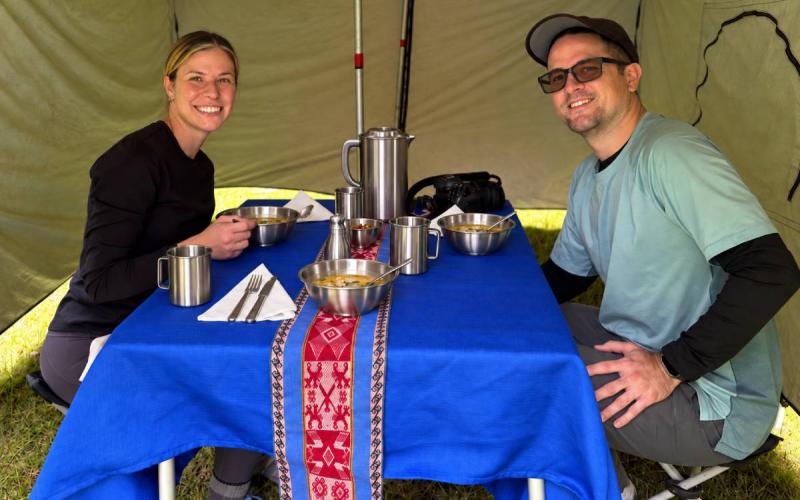 Comida en la carpa comedor del Camino Inca privado | Trekero
