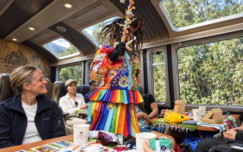 Danza tradicional a bordo del tren Vistadome | Trekero