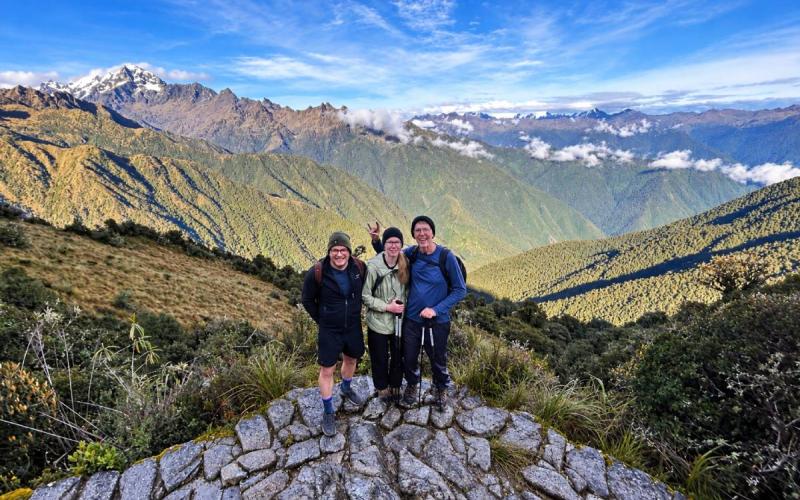 Excursionistas en el Camino Inca entre montañas andinas | Trekero