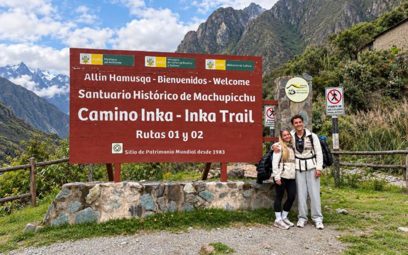 Inicio del Camino Inca junto al letrero oficial | Trekero