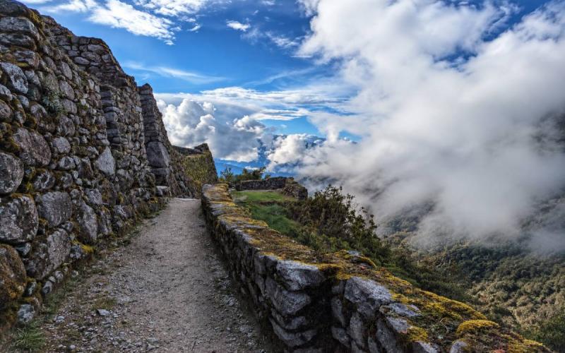 Sendero de piedra del Camino Inca entre las nubes | Trekero