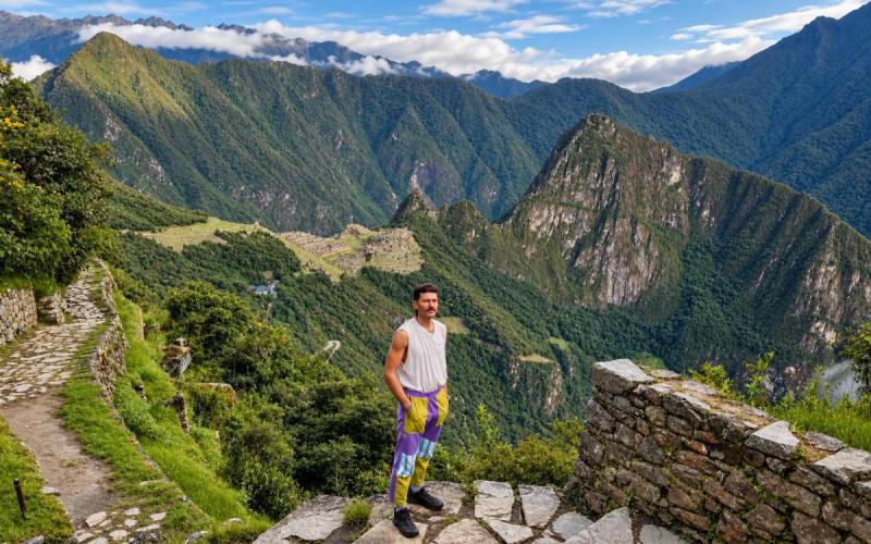 Viajero con vista panorámica de Machu Picchu | Trekero
