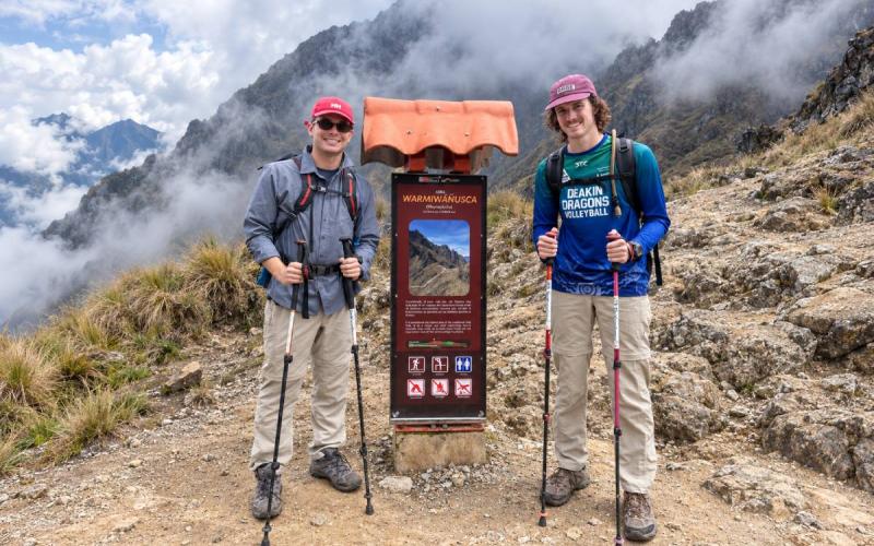 Viajeros en el paso Warmiwañusca del Camino Inca | Trekero