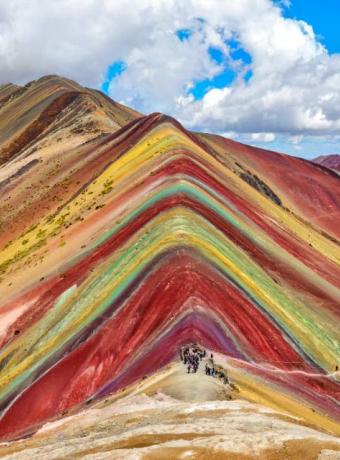 Perfil multicolor de Vinicunca bajo el cielo andino | Trekero