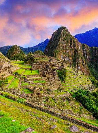 Machu Picchu bajo un cielo de atardecer | Trekero