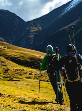 Valles altoandinos rodeados por imponentes montañas de Lares | Trekero