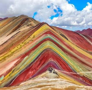 Perfil multicolor de Vinicunca bajo el cielo andino | Trekero
