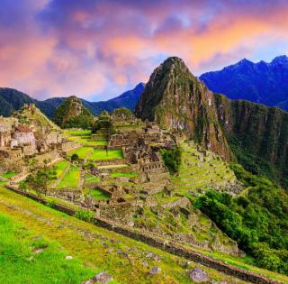 Machu Picchu bajo un cielo de atardecer | Trekero